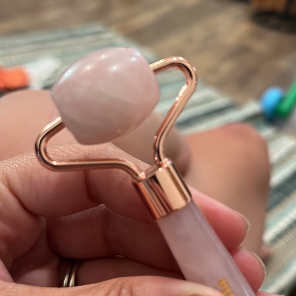 Rose Quartz Facial Massager​​​​​​​​​​​​​​​​​ - Picture 4 of 6